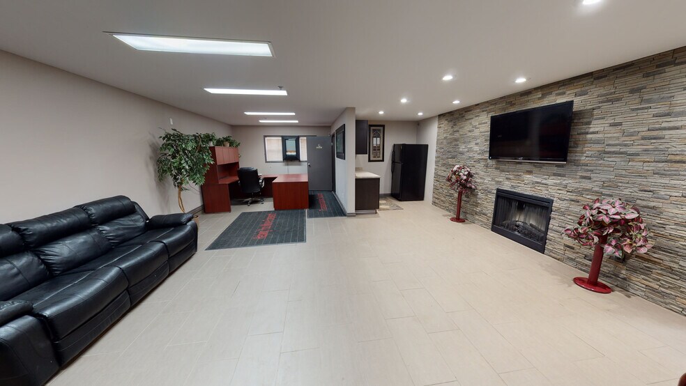 10723-10751 181 St NW, Edmonton, AB à vendre - Photo intérieure - Image 2 de 16