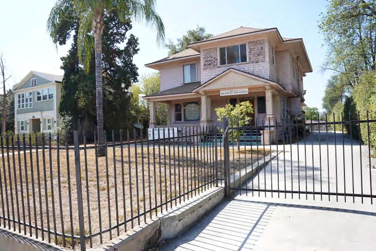 1429 N Fair Oaks Ave, Pasadena, CA à vendre - Photo du bâtiment - Image 2 de 8