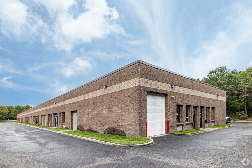 1531-1563 Lincoln Ave, Holbrook, NY à vendre - Photo du bâtiment - Image 2 de 14