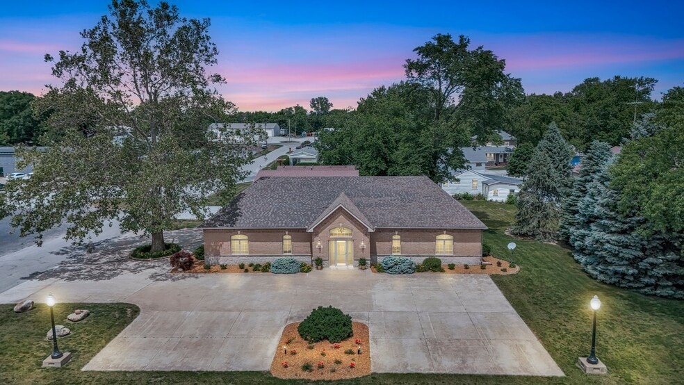 606 W Oak St, Fairbury, IL for sale - Primary Photo - Image 2 of 41
