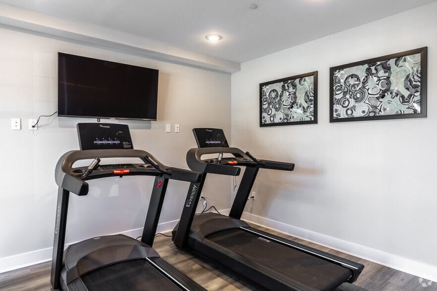 35 Violet Ave, Poughkeepsie, NY for lease - Interior Photo - Image 2 of 19