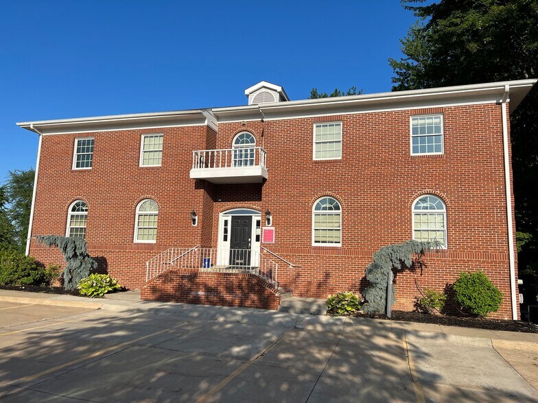 308 N Cleveland Massillon Rd, Akron, OH à louer - Photo du bâtiment - Image 2 de 17