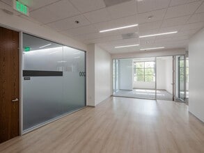 111 Academy Dr, Irvine, CA à louer Photo intérieure- Image 2 de 10