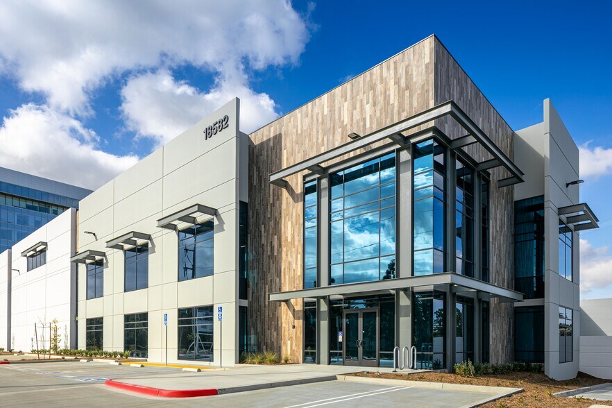 18582 Teller Ave, Irvine, CA à louer - Photo du bâtiment - Image 3 de 13