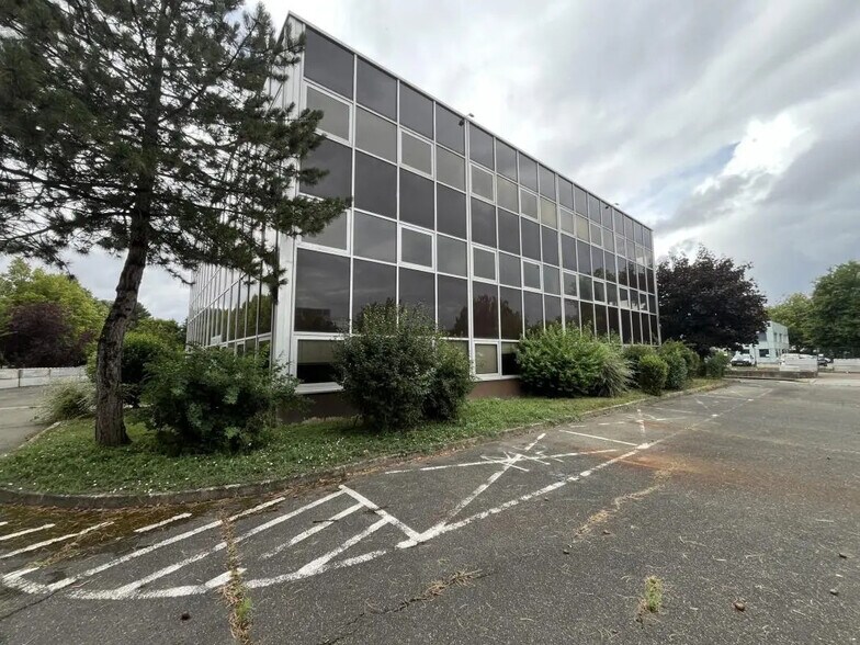 Industriel dans Buc à louer - Photo du bâtiment - Image 2 de 6