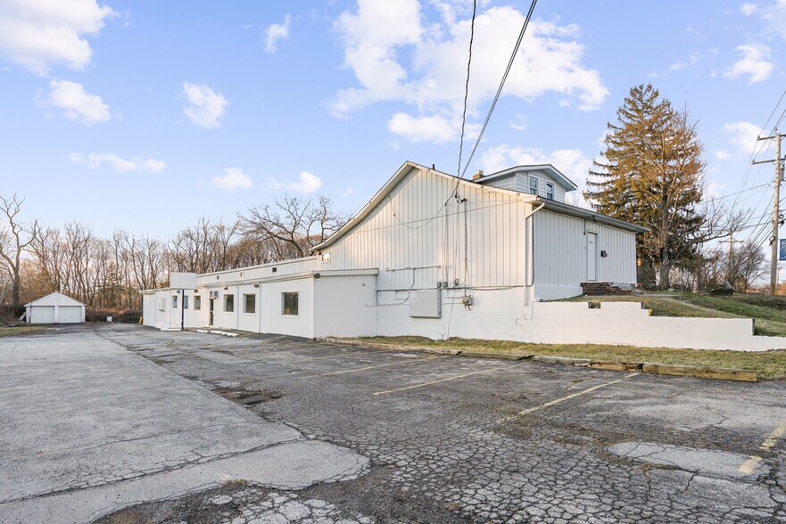 457 Violet Ave, Poughkeepsie, NY à vendre - Photo du bâtiment - Image 2 de 33