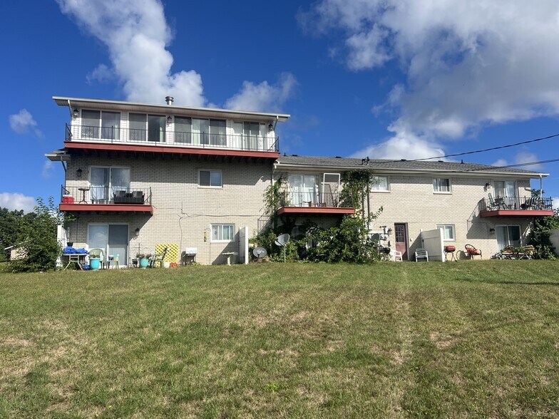 Hillview Apartments portefeuille de 3 propriétés à vendre sur LoopNet.ca - Photo du bâtiment - Image 3 de 5