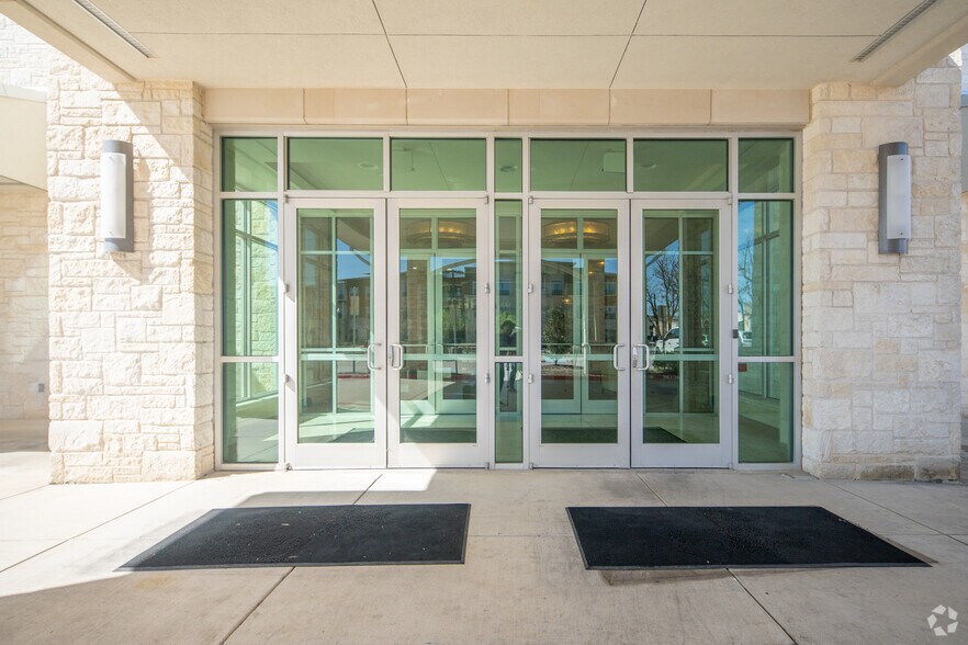 2800 Shoreline Dr, Denton, TX à louer - Photo du bâtiment - Image 3 de 13