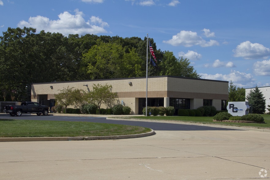 W249N5267 Executive Dr, Sussex, WI for sale - Building Photo - Image 2 of 16