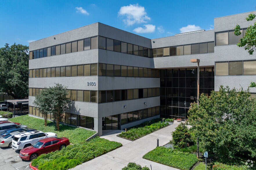 2400 Augusta Dr, Houston, TX à louer - Photo du bâtiment - Image 2 de 22
