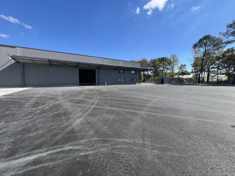 Office in Le Haillan for lease - Building Photo - Image 3 of 9