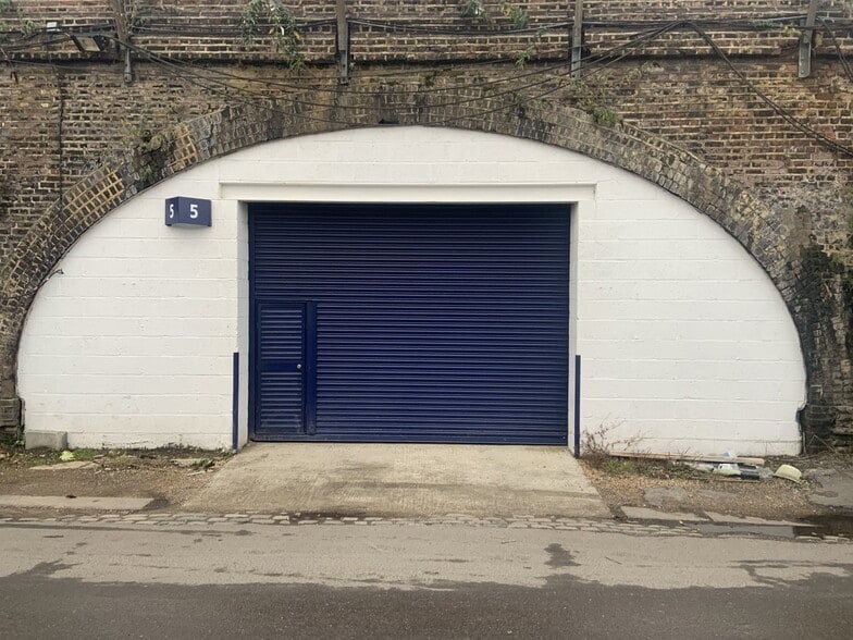 Arch 3-5 Culvert Pl, London for lease - Building Photo - Image 2 of 9
