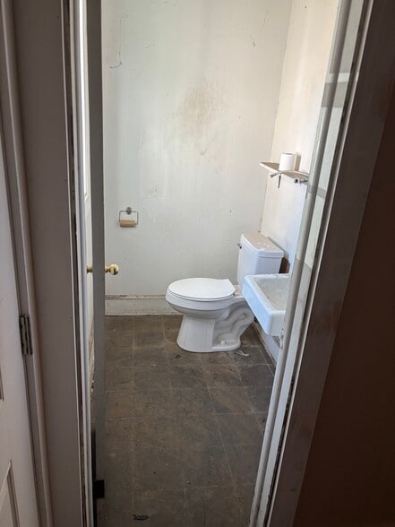 3310 Fields St, Farmville, NC for sale - Interior Photo - Image 3 of 26