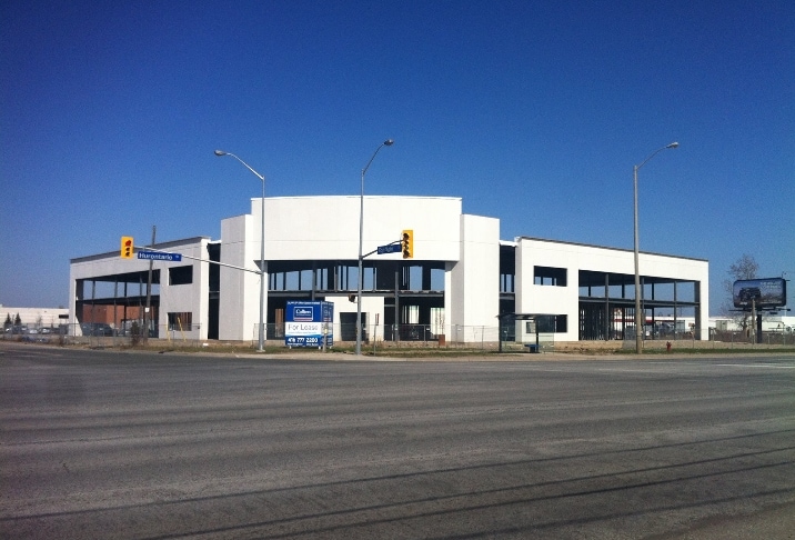 30 Topflight Dr, Mississauga, ON à louer - Photo du bâtiment - Image 3 de 6