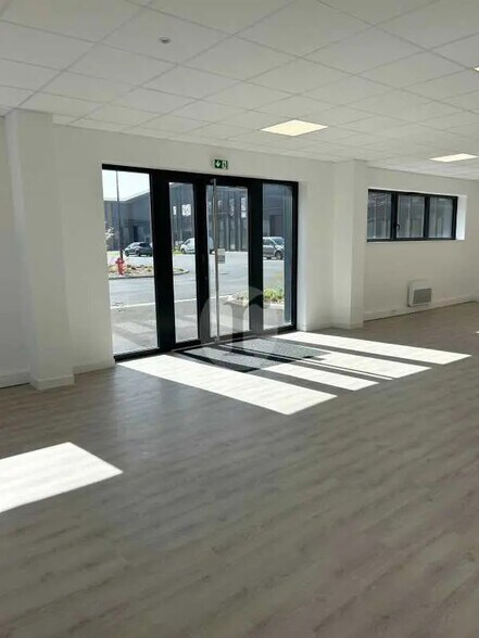 Flex dans Neuville-en-Ferrain à louer - Photo du bâtiment - Image 2 de 5