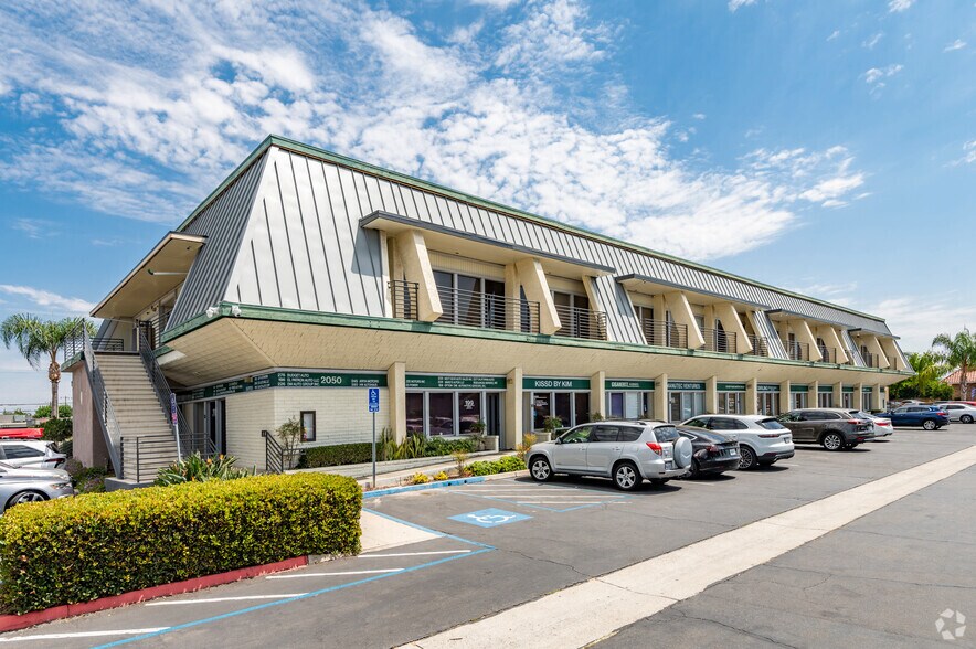 2050 W Chapman Ave, Orange, CA à louer - Photo du bâtiment - Image 2 de 15