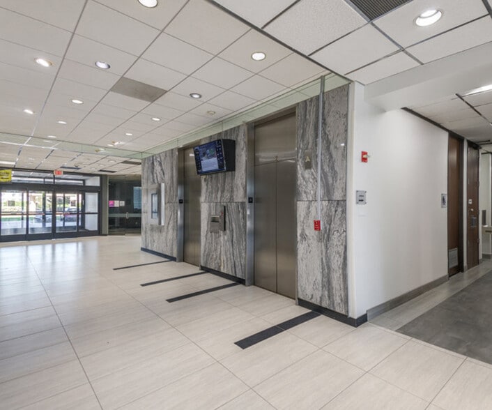 8500 N Stemmons Fwy, Dallas, TX à louer - Hall d’entrée - Image 3 de 5