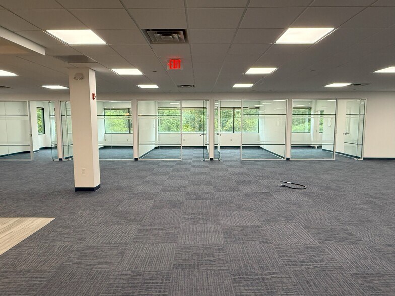 120 Eagle Rock Ave, East Hanover, NJ à louer - Photo du bâtiment - Image 2 de 7
