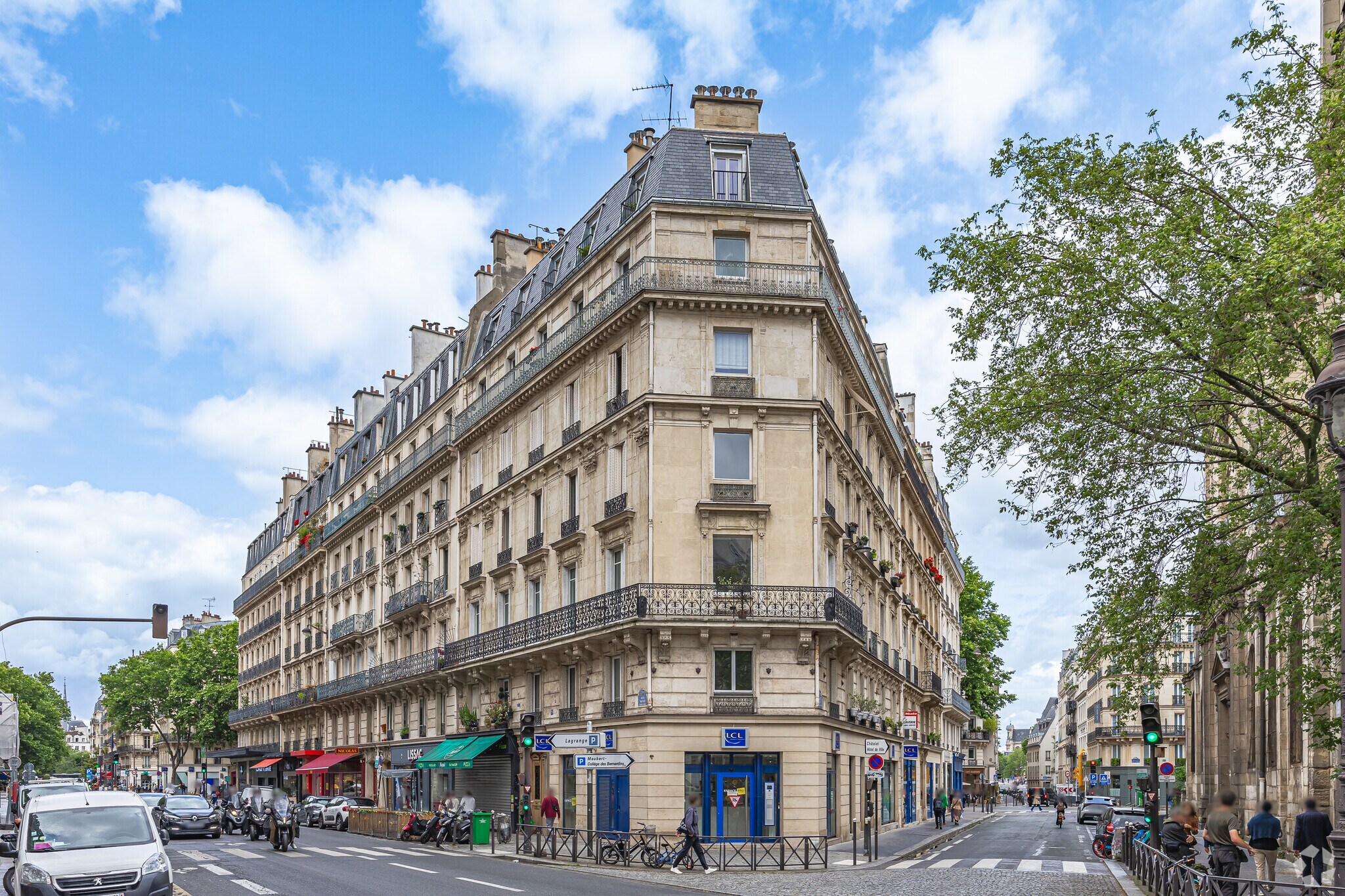 Retail in Paris for lease Primary Photo- Image 1 of 6