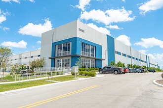 21201 NW 43rd Ave, Miami Gardens, FL for lease Interior Photo- Image 1 of 20