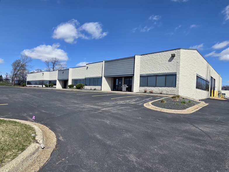 4354-4396 W Round Lake Rd W, Arden Hills, MN for lease - Primary Photo - Image 1 of 14