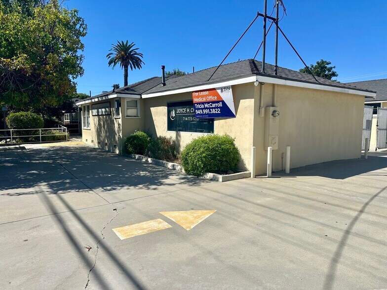 125 N Euclid Ave, Fullerton, CA à louer - Photo du bâtiment - Image 1 de 13