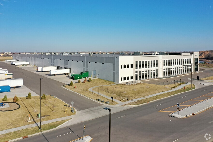 10501 Elm Creek Blvd N, Maple Grove, MN à louer - Photo du bâtiment - Image 2 de 2