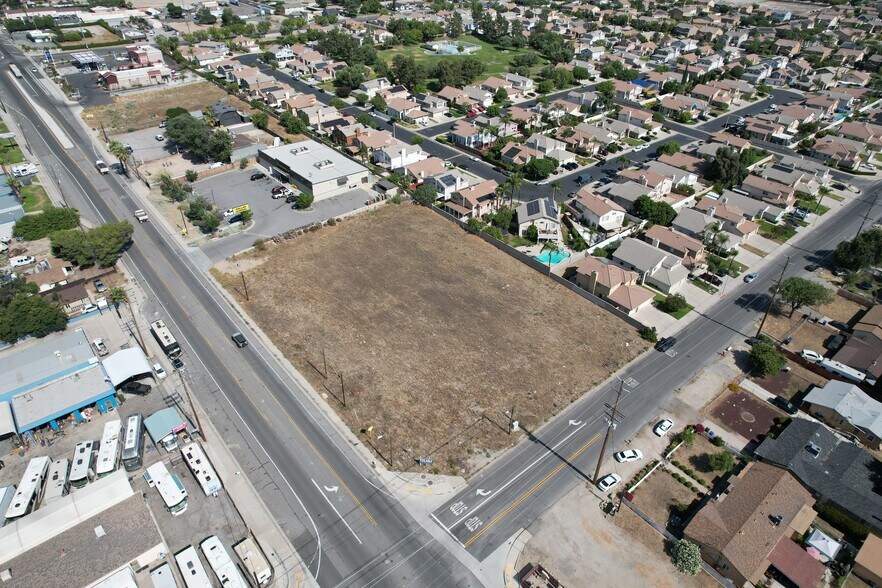 2000-2020 Mentone Blvd., Mentone, CA à vendre - Photo du bâtiment - Image 3 de 25