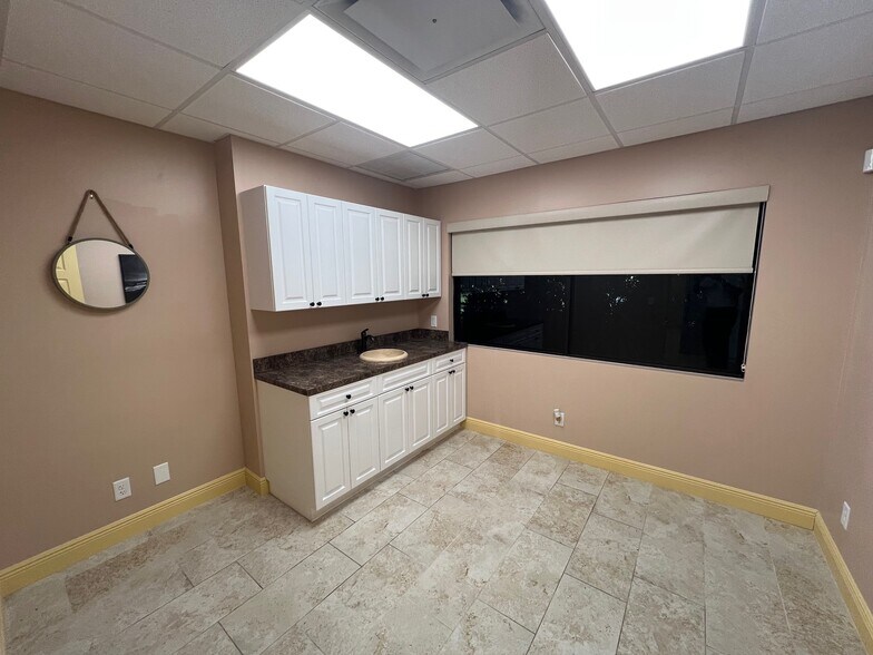 10625 N Military Trl, Palm Beach Gardens, FL à vendre - Photo du bâtiment - Image 2 de 19