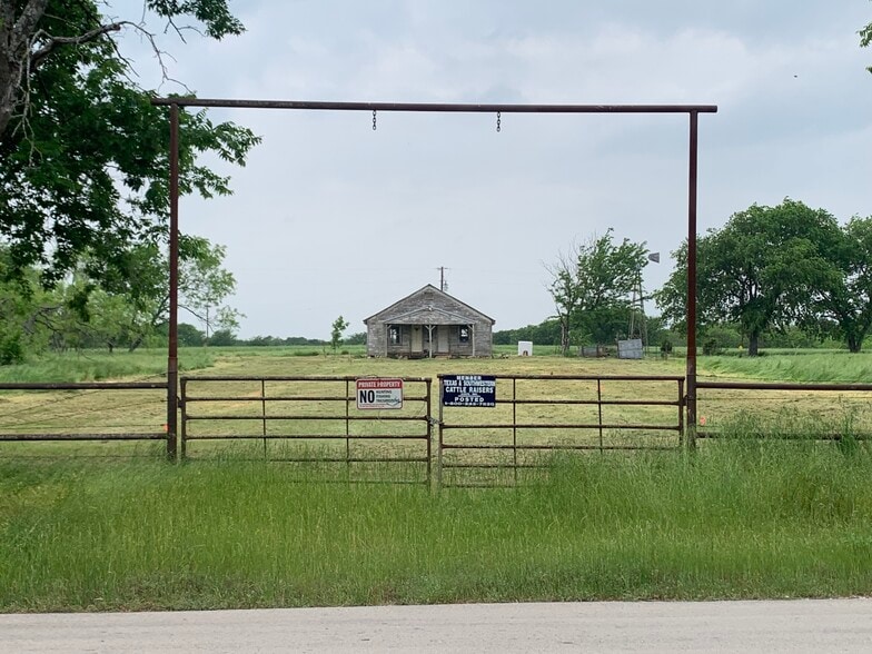 19771 N County Line Rd, Ponder, TX for sale - Primary Photo - Image 1 of 3