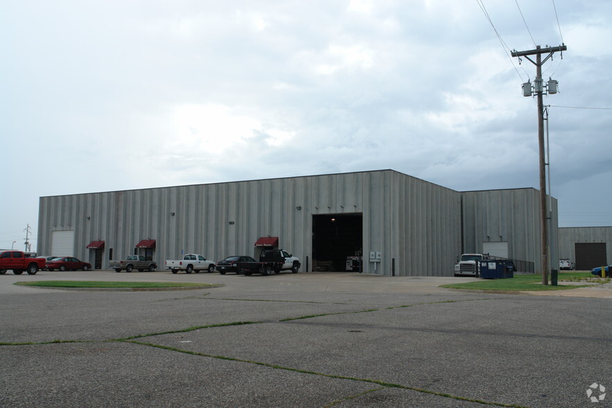 1854 S Florence Ct, Wichita, KS for lease - Building Photo - Image 2 of 7