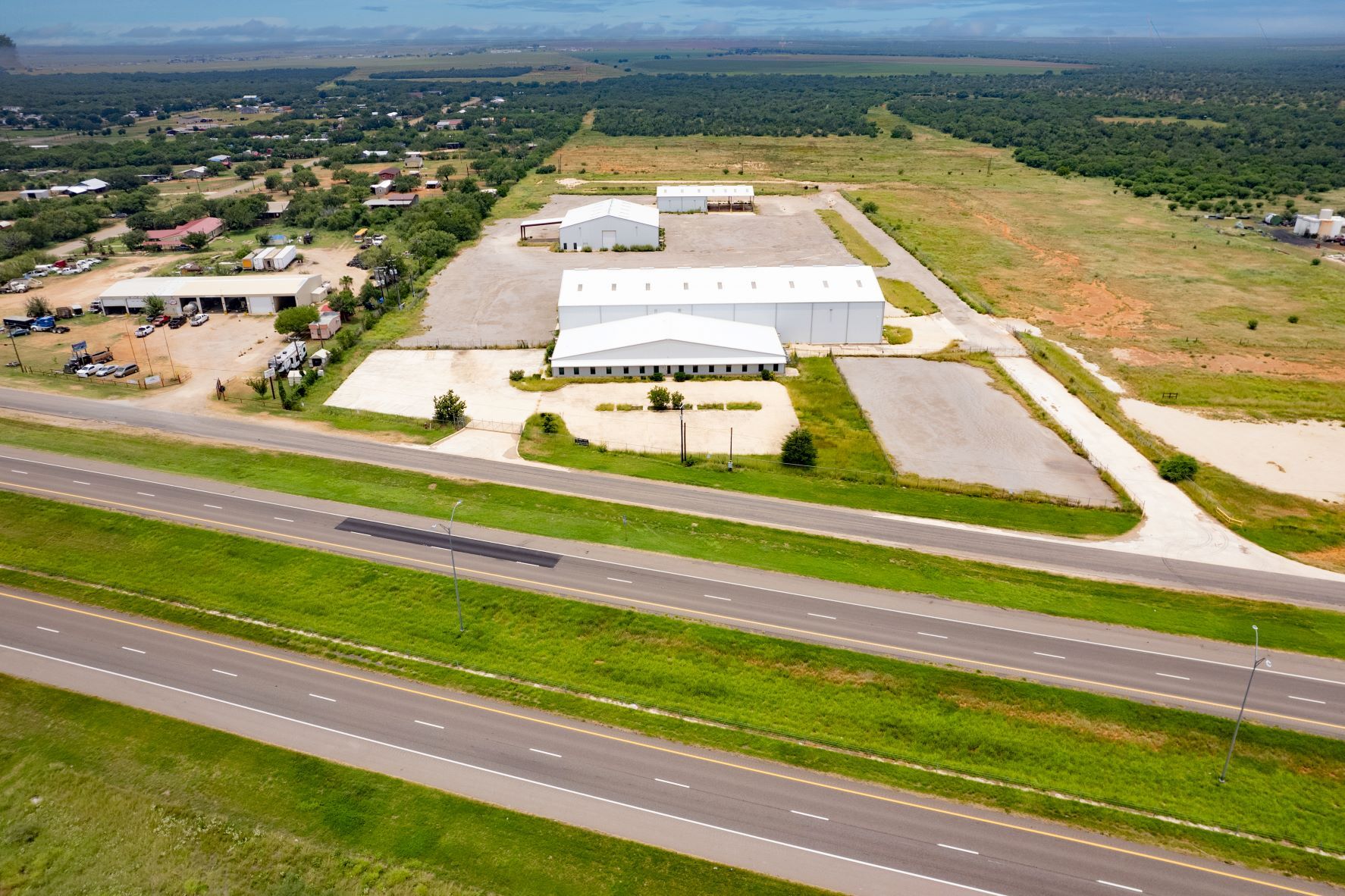 15000 S Interstate Highway 35, Dilley, TX à vendre Photo du bâtiment- Image 1 de 16