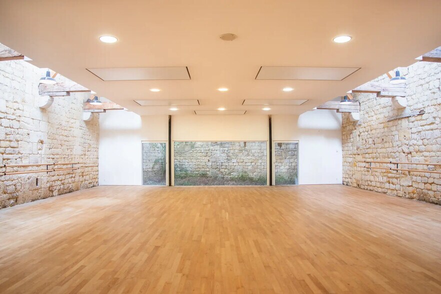 Retail in Bordeaux for sale - Interior Photo - Image 1 of 9