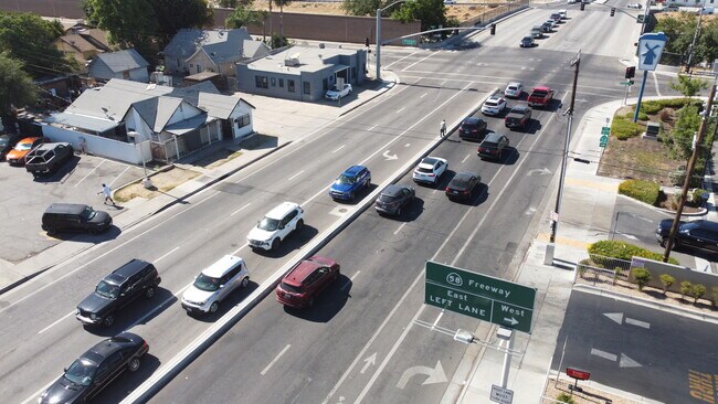 More details for 18 S Chester Ave, Bakersfield, CA - Retail for Sale