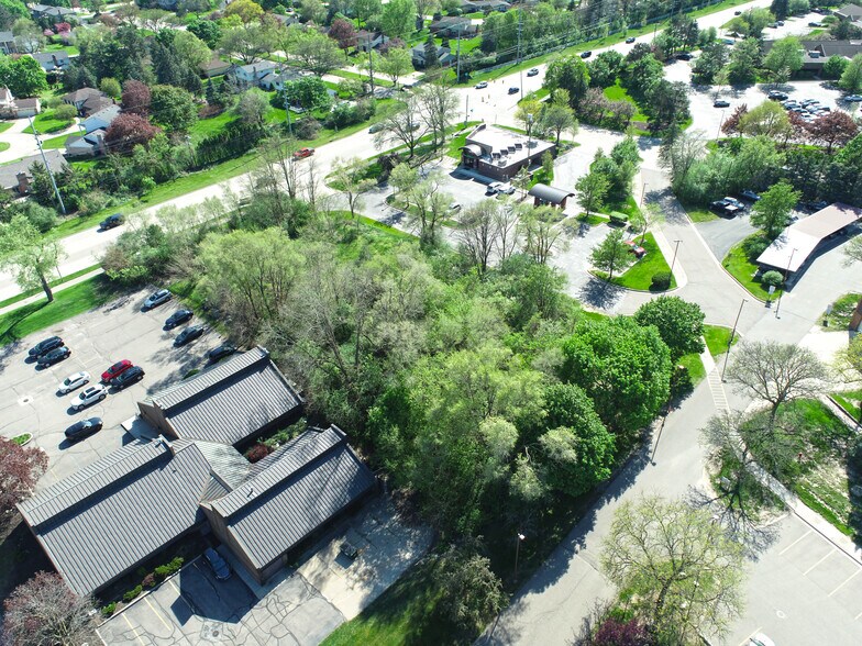 41628 Six Mile Rd, Northville, MI à vendre - Photo principale - Image 2 de 17