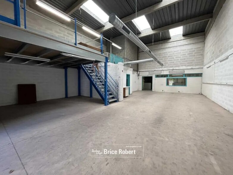 Office in Lyon for lease - Building Photo - Image 2 of 5