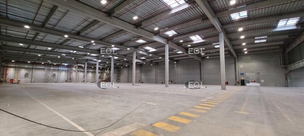 Industrial in Saint-Vulbas for lease - Interior Photo - Image 3 of 7