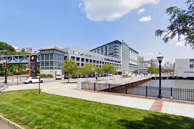 Plus de détails pour 500 Ave At Port Imperial Blvd, Weehawken, NJ - Commerce de détail à louer