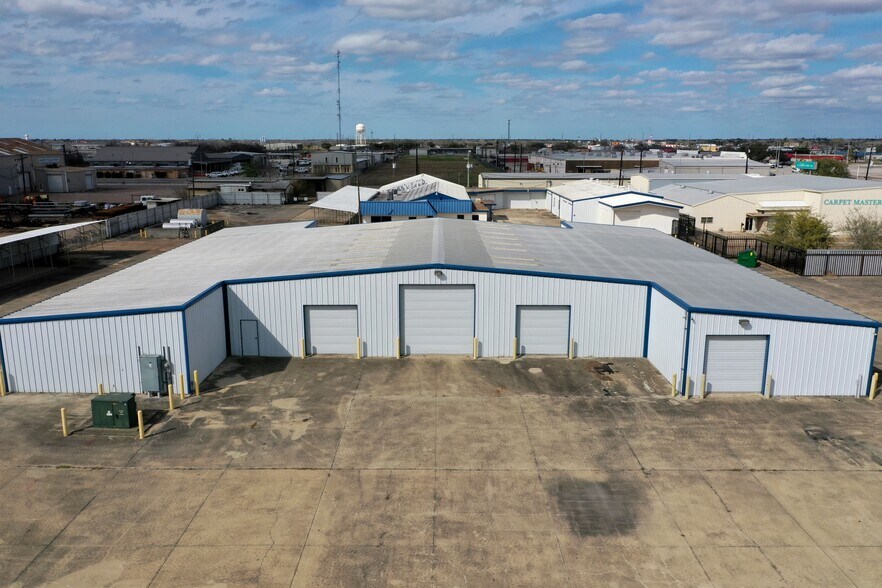 206 E Anaqua Ave, Victoria, TX à louer - Photo du bâtiment - Image 2 de 4