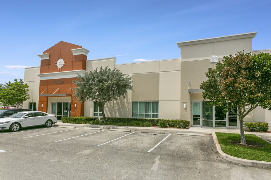 2253 Vista Pky, West Palm Beach, FL à louer - Photo du bâtiment - Image 3 de 18