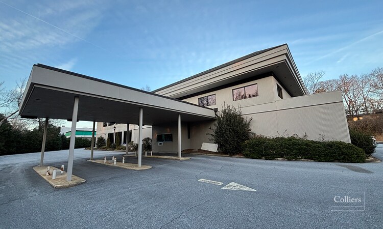 937 N Pleasantburg Dr, Greenville, SC à louer - Photo du bâtiment - Image 3 de 9