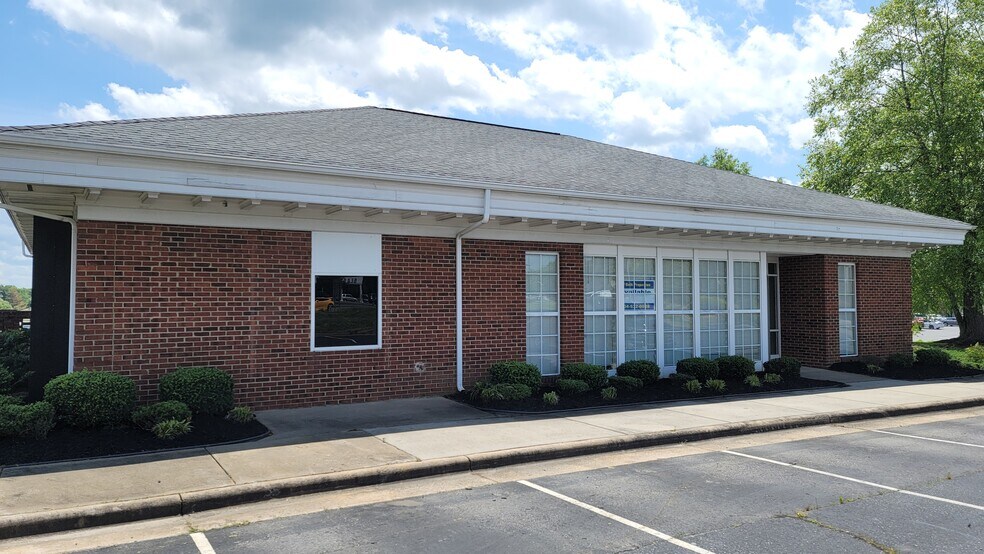 1774 E Dixon Blvd, Shelby, NC à louer - Photo du bâtiment - Image 1 de 12