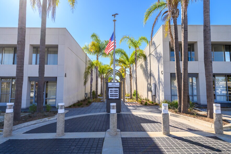 711 W 17th St, Costa Mesa, CA à louer - Photo du bâtiment - Image 3 de 8