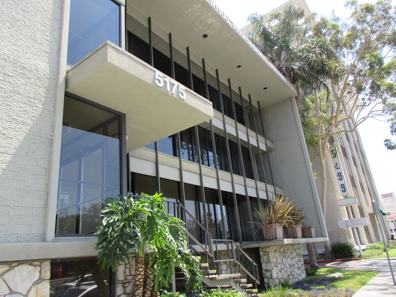 5175 E Pacific Coast Hwy, Long Beach, CA à louer - Photo du bâtiment - Image 3 de 9