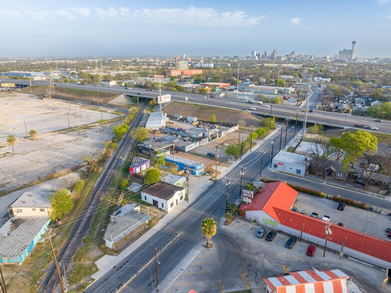 1111 & 1115 Roosevelt Ave Portfolio portefeuille de 2 propriétés à vendre sur LoopNet.ca - Photo du bâtiment - Image 3 de 6