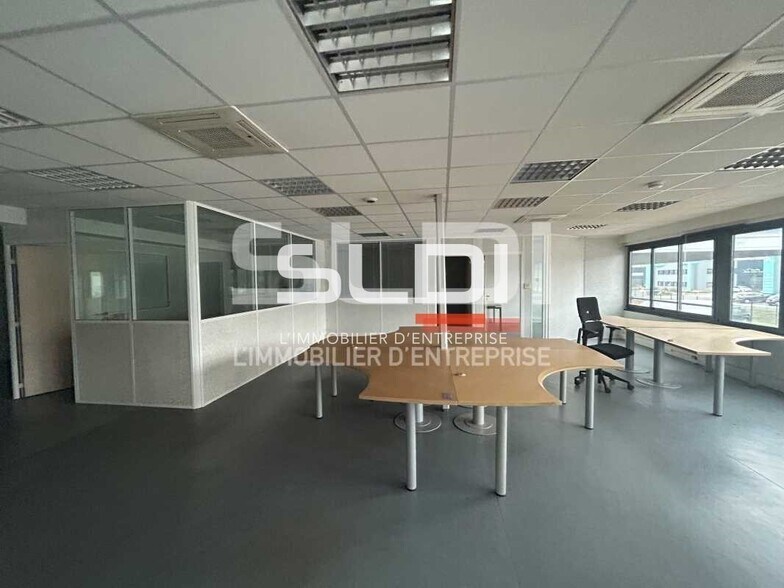 Office in Genay for lease - Interior Photo - Image 2 of 10