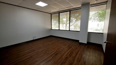 800 Tully Rd, Houston, TX à louer Photo intérieure- Image 1 de 1