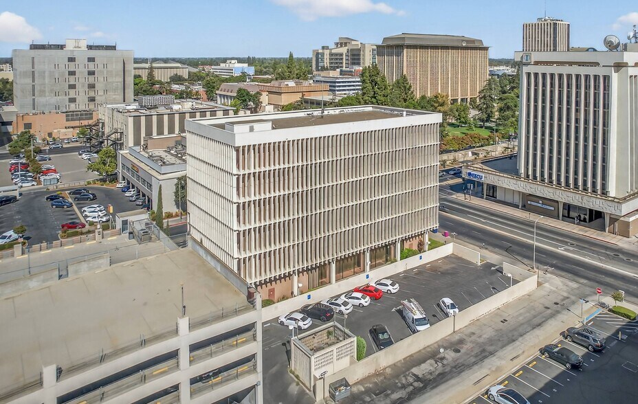 1221 Van Ness Ave, Fresno, CA à vendre - Photo du bâtiment - Image 3 de 10