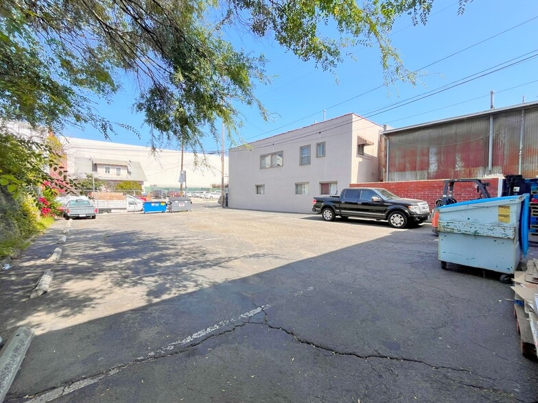 121 N Townsend Ave, Los Angeles, CA à vendre - Photo du bâtiment - Image 3 de 8