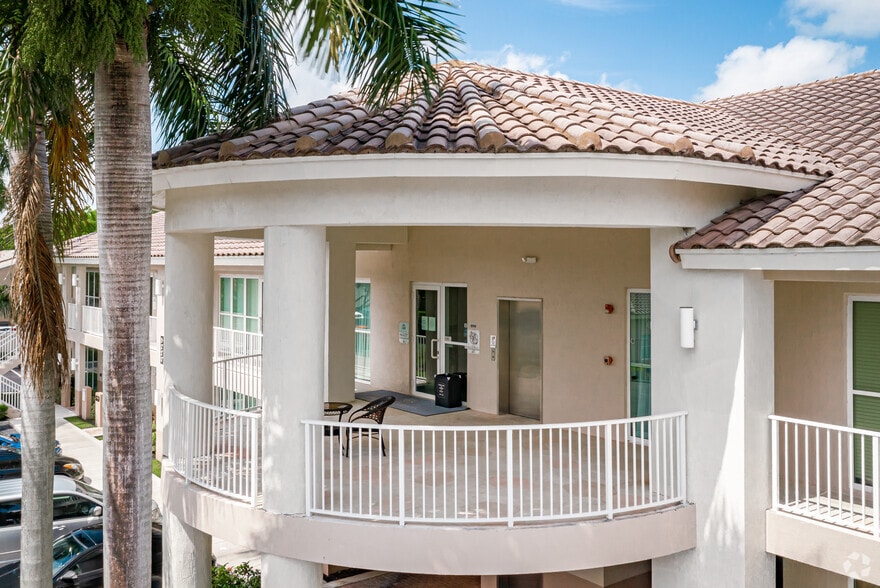 5220 S University Dr, Davie, FL à louer - Photo du bâtiment - Image 3 de 16